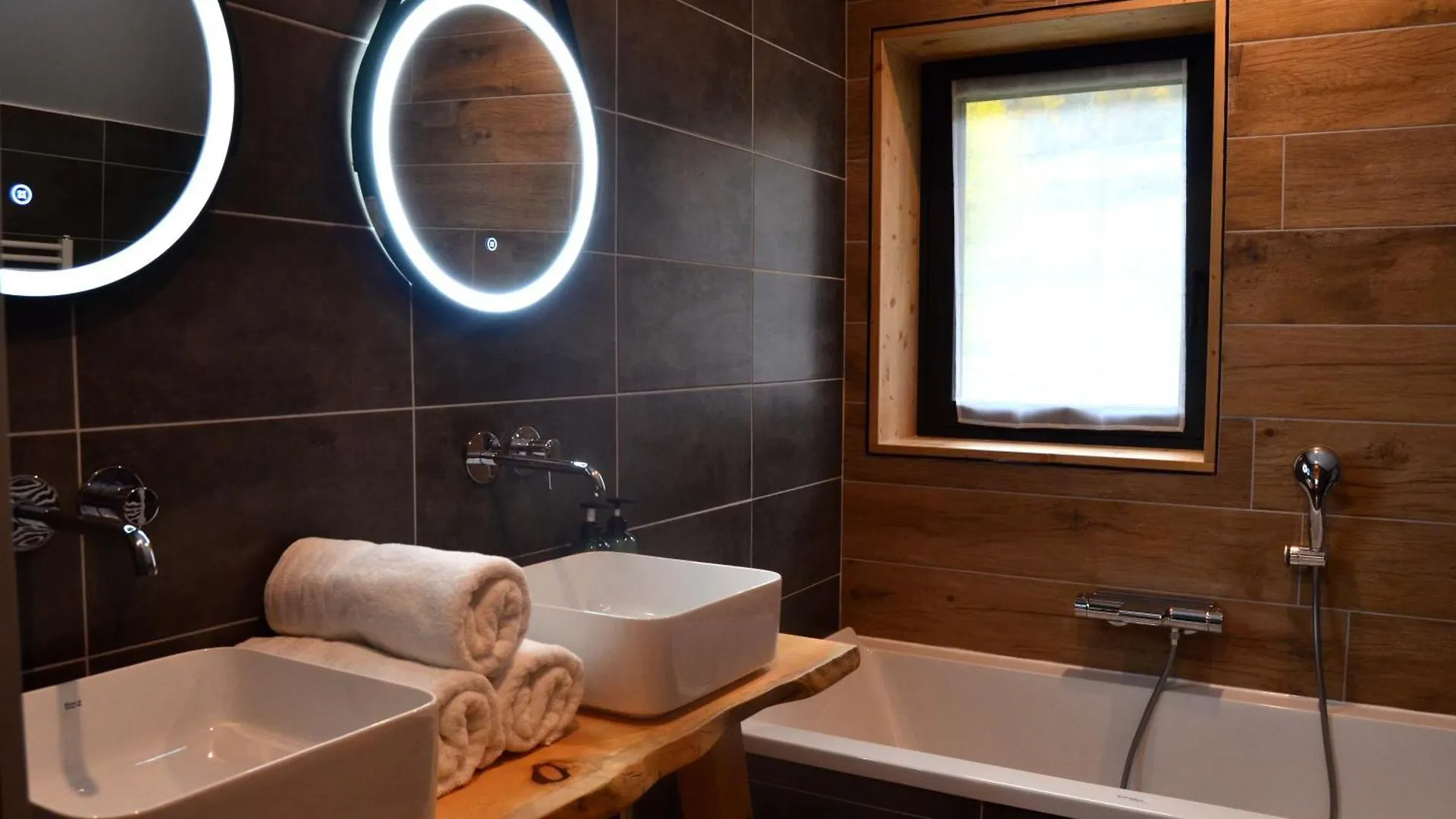 Chalet Neuf, Jacuzzi, Piscine Mai-Sept, Petanque, Proche Paradiski La Plagne
