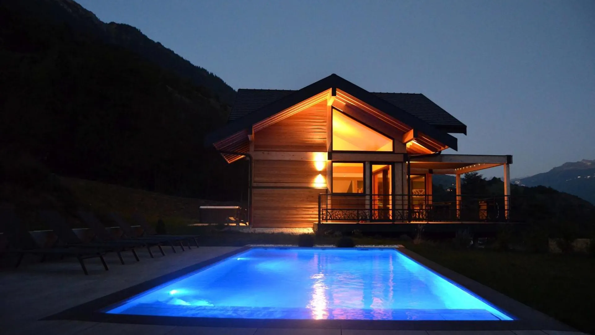 Chalet Neuf, Jacuzzi, Piscine Mai-Sept, Petanque, Proche Paradiski La Plagne